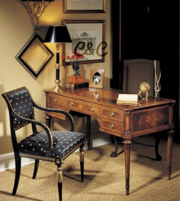 Meja belajar vintage dengan detail ukiran